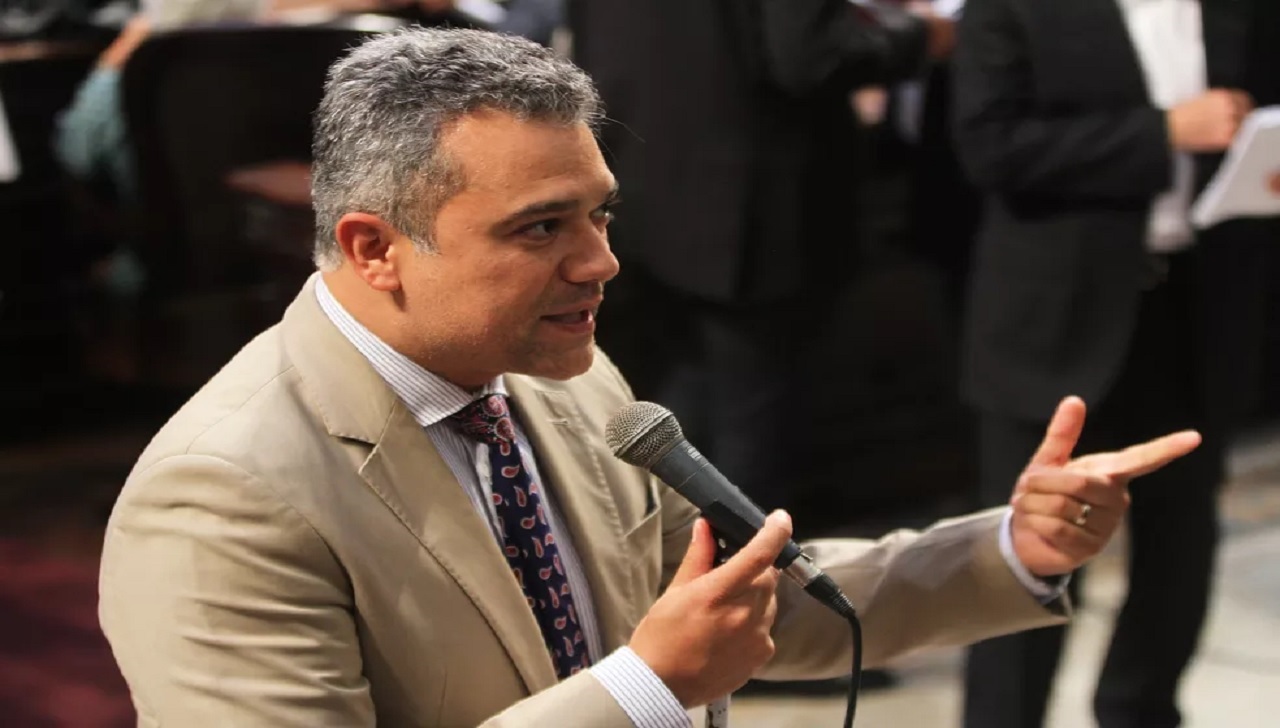 Deputados assinam livro de posse da Alerj mesmo presos