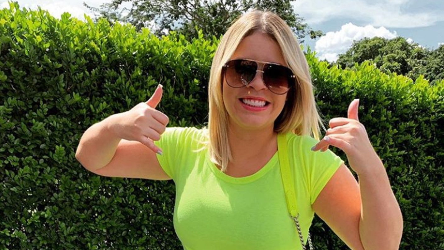 Marília Mendonça mostra resultado de dieta e plásticas usando decote ousado