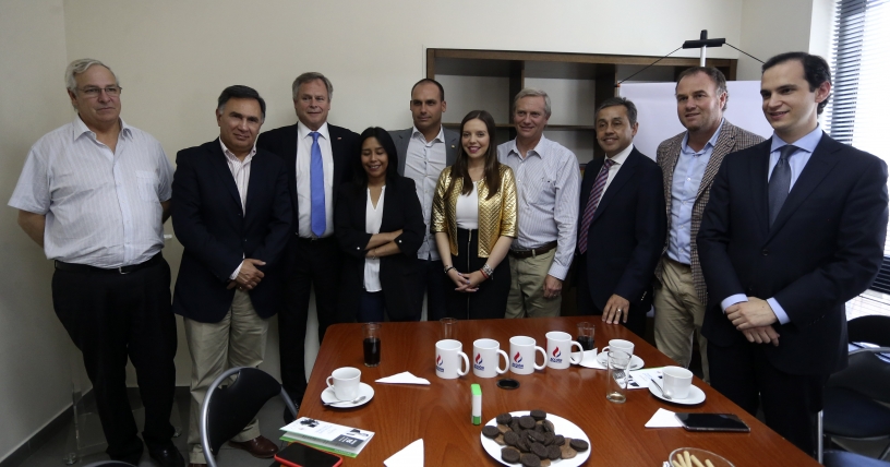 Eduardo Bolsonaro comenta sobre crise venezuelana em visita ao Chile