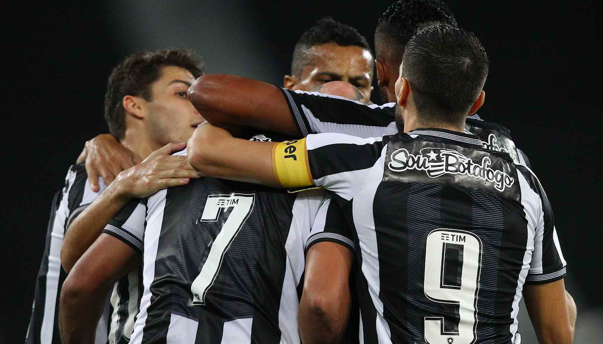Botafogo vence e ainda respira no Campeonato Carioca