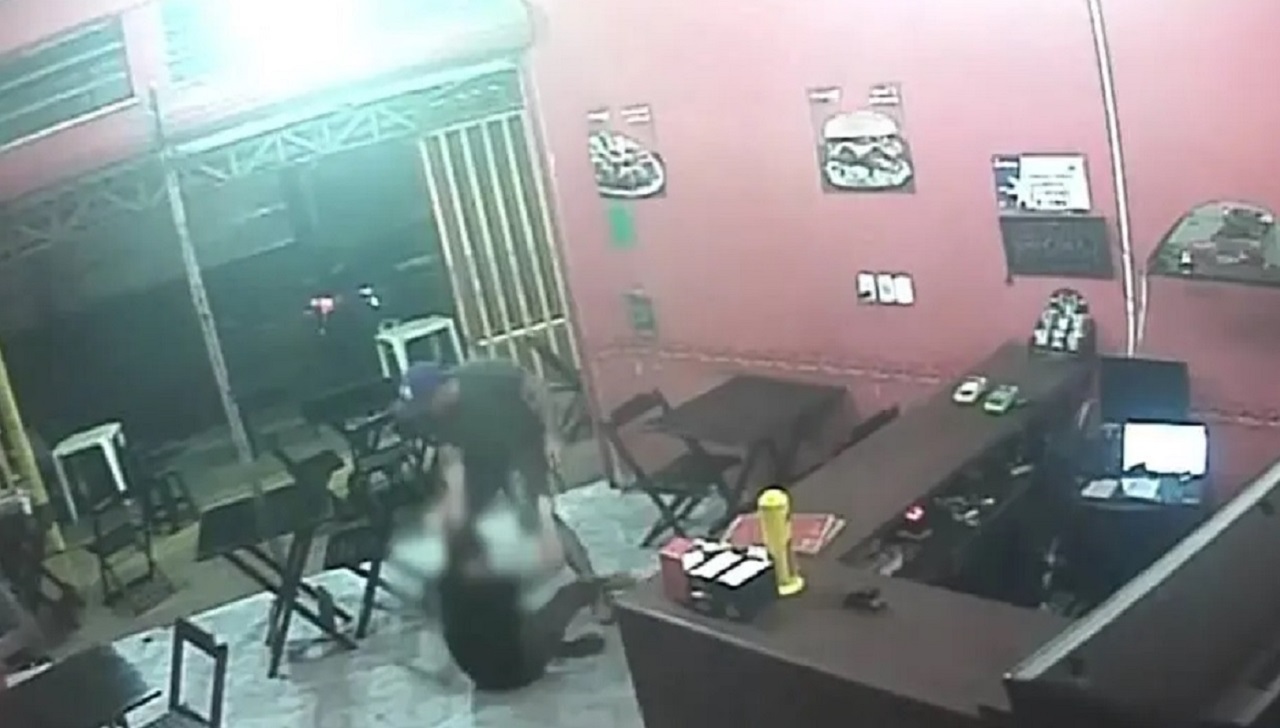 Policial Militar agride mulher em lanchonete por causa de pedido errado
