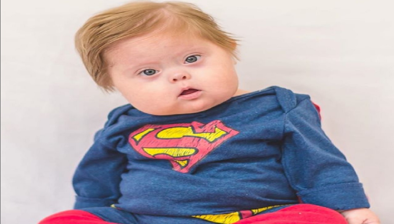 Bebê com síndrome de Dow se veste de super-heróis e viraliza na web