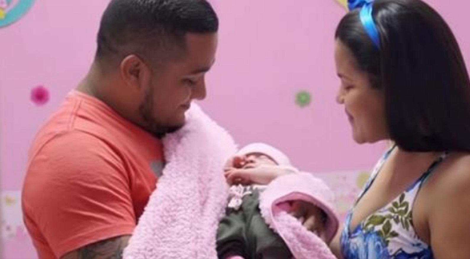 Itzamara estava 'grávida' do irmão gêmeo dentro do útero da mãe passou por cesariana