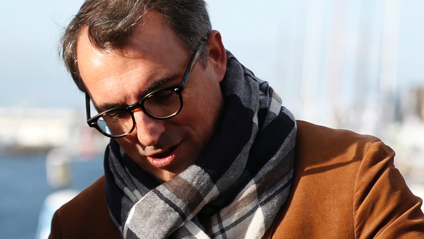 Dimite el alcalde de Le Havre en Francia por enviar presuntamente unas fotos desnudo
