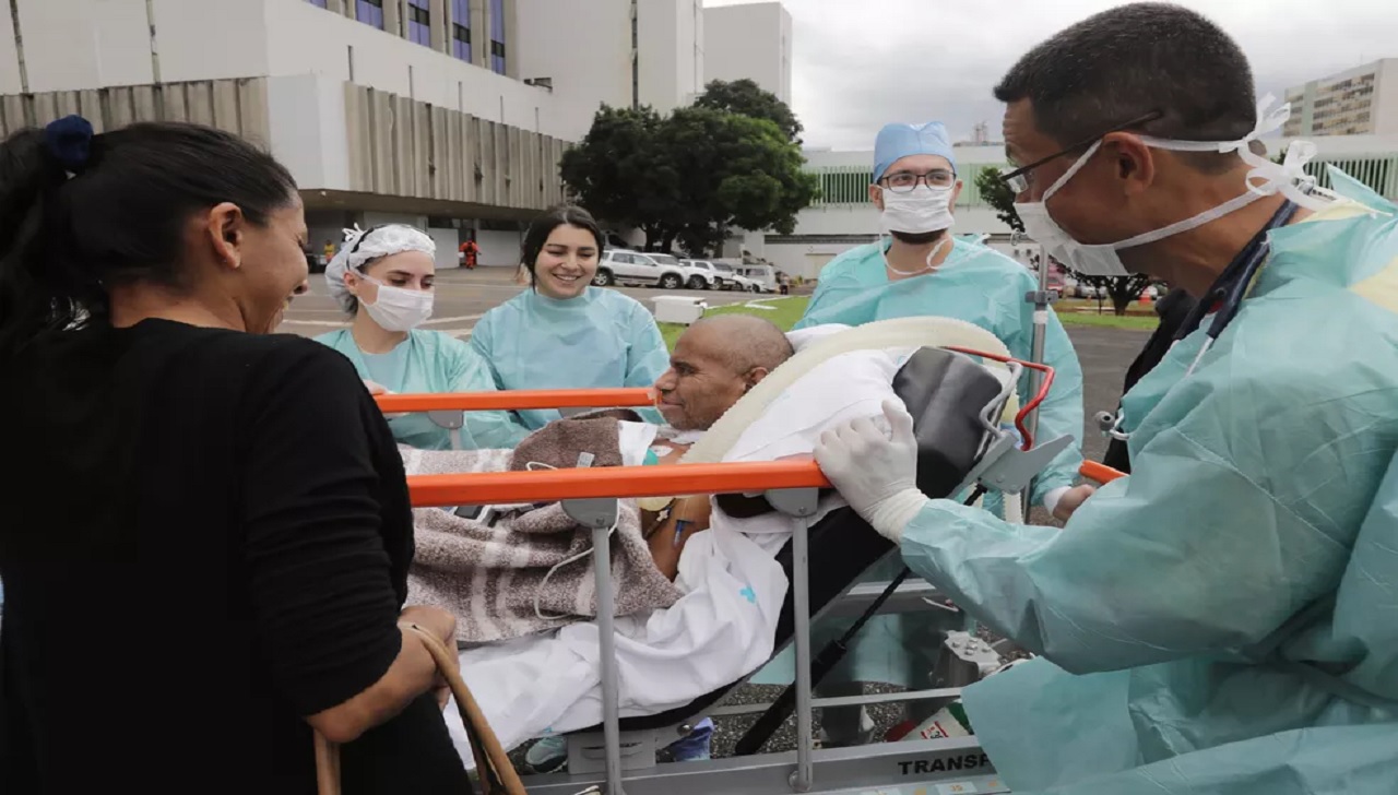 Paciente internado em UTI há 3 meses é levado para passear por equipe de hospital no DF
