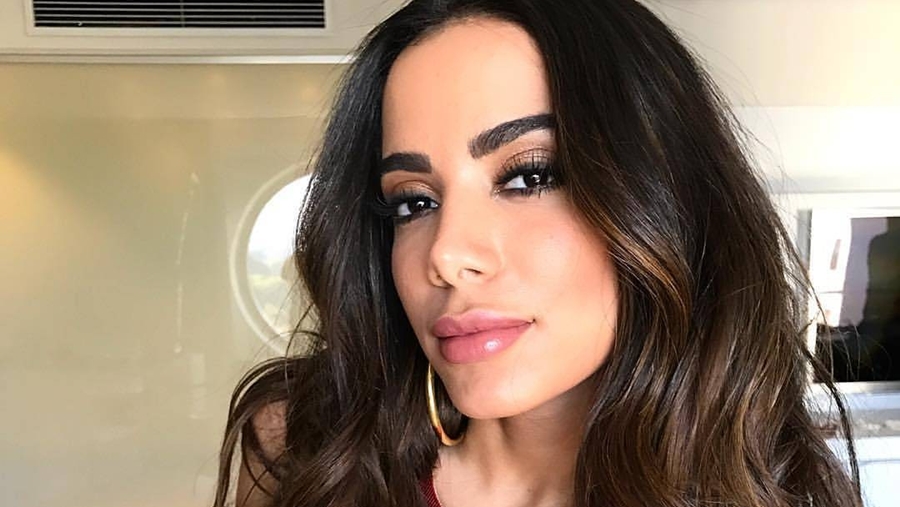 Anitta compartilha foto de novo álbum nas redes sociais