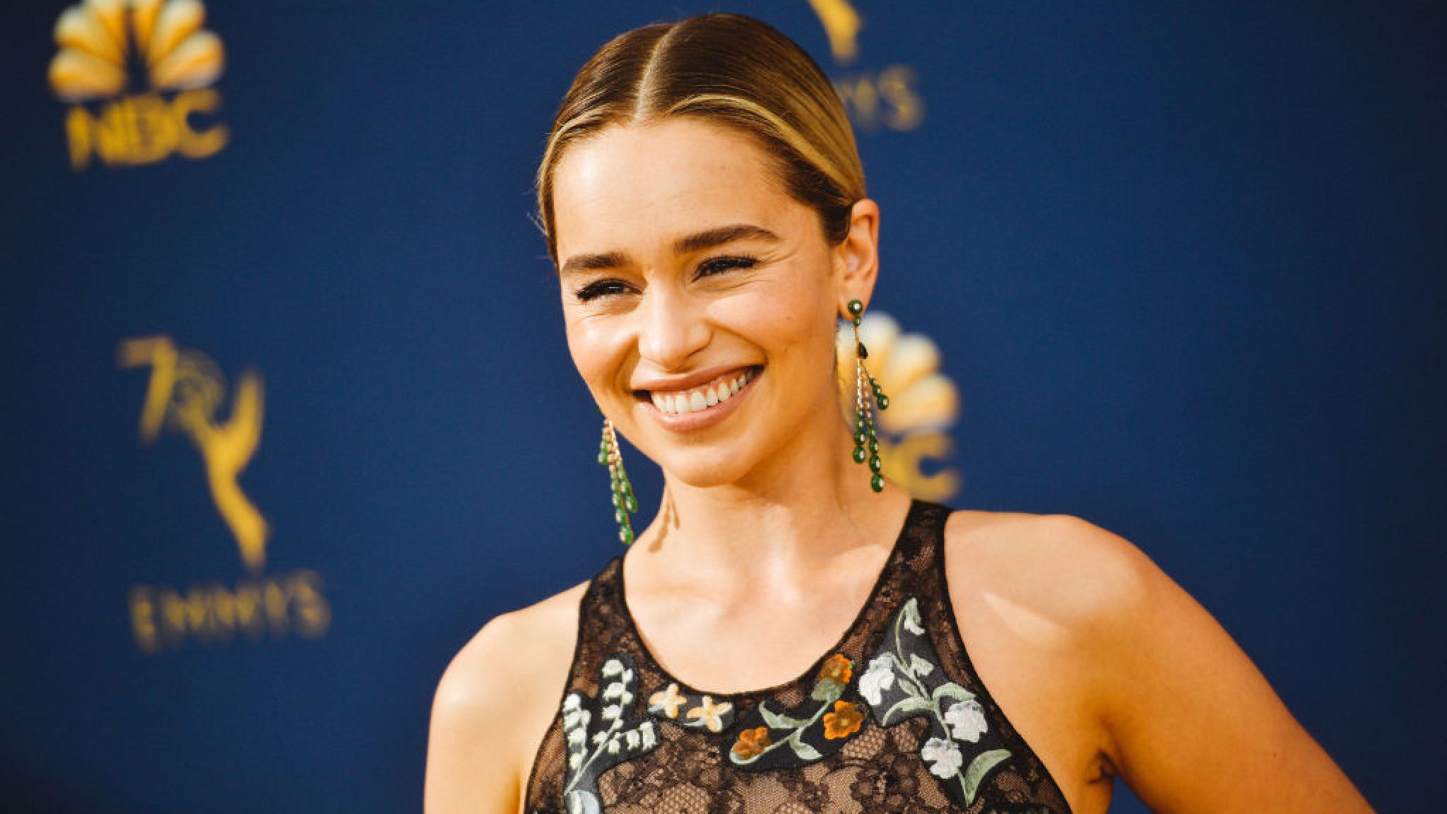 Emilia Clarke passou por duas cirurgias por causa de um aneurisma no cérebro