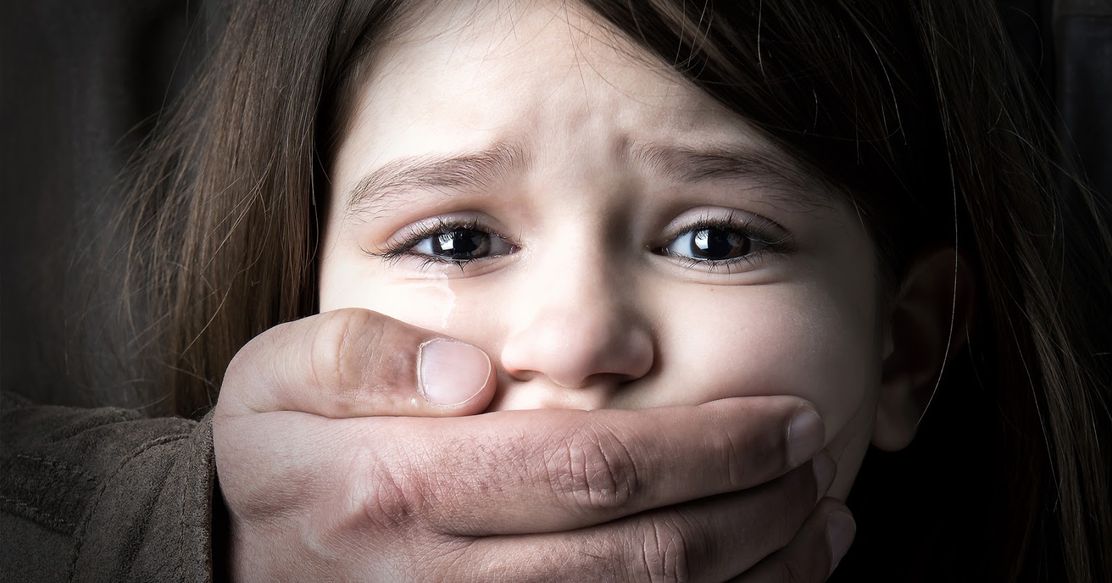 Son ami lui confie avoir abusé d'un enfant de six ans, il l'égorge avec un couteau