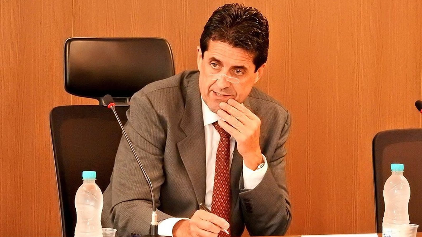 Antônio Olim defende uso do VAR e diz que Palmeiras precisa parar de chorar.