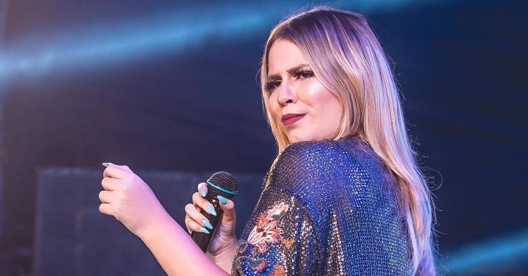 Marília Mendonça posta com decote após implante de silicone