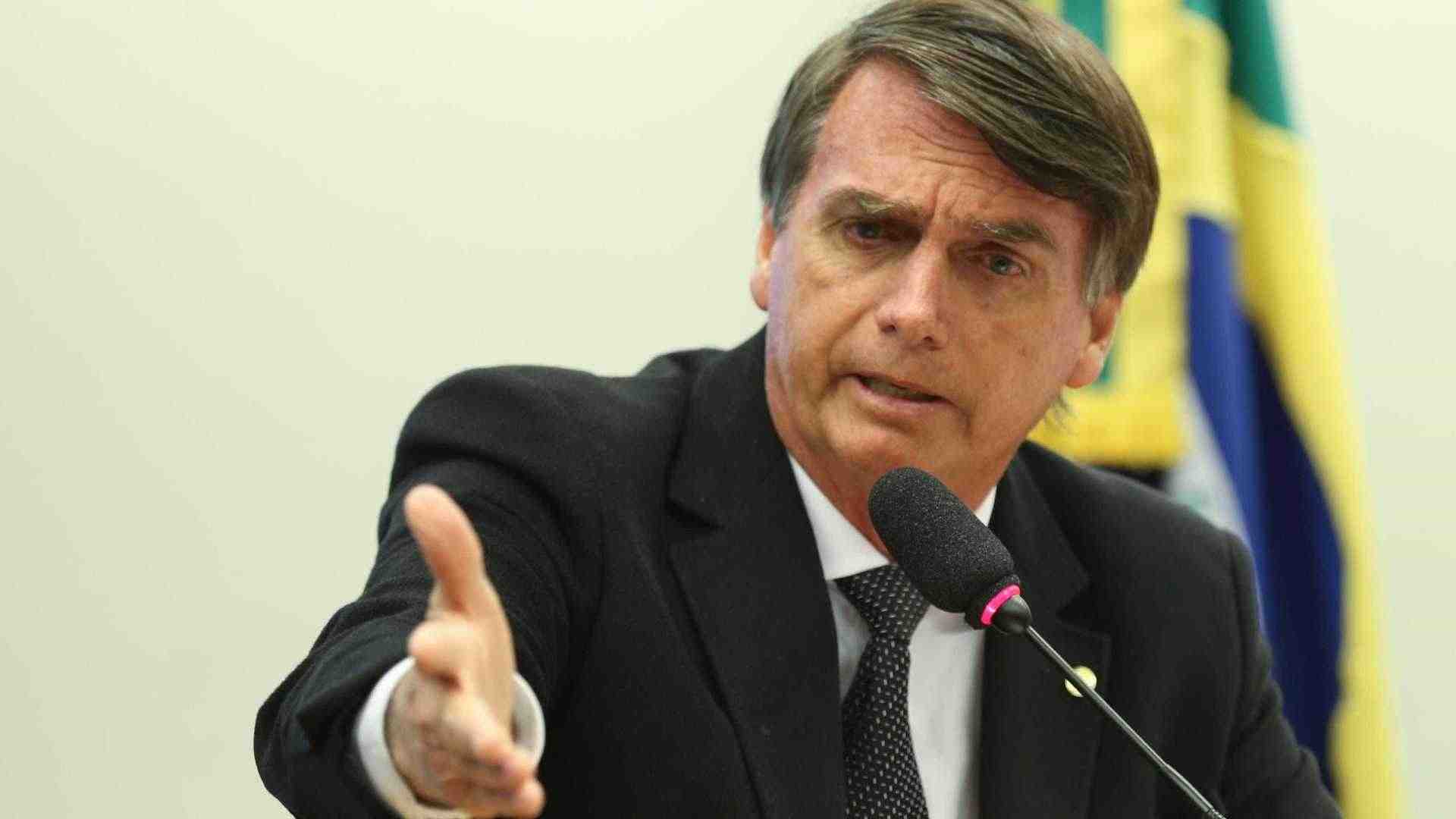 ‘Não vou jogar dominó com Lula e Temer no xadrez’, dispara Bolsonaro