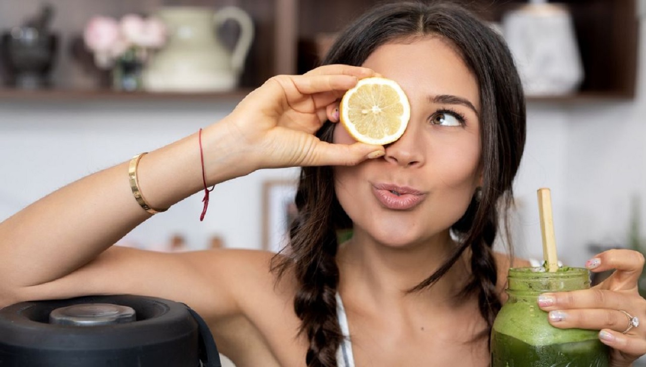 Fãz se enfurecem ao ver youtuber vegana comendo peixes