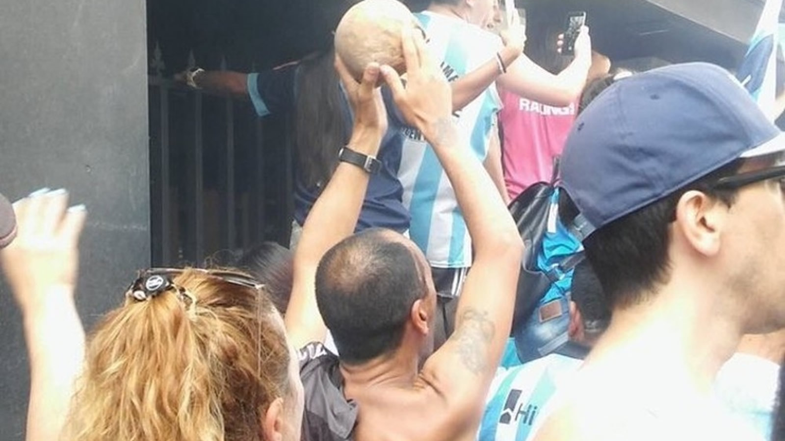 Torcedor leva crânio do avô em comoração do título do Rancing