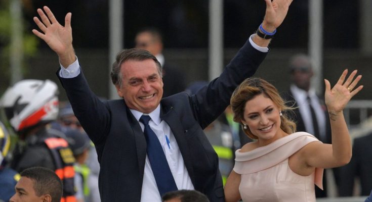 Avó da primeira-dama Michelle Bolsonaro vive em favela com esgoto a céu aberto