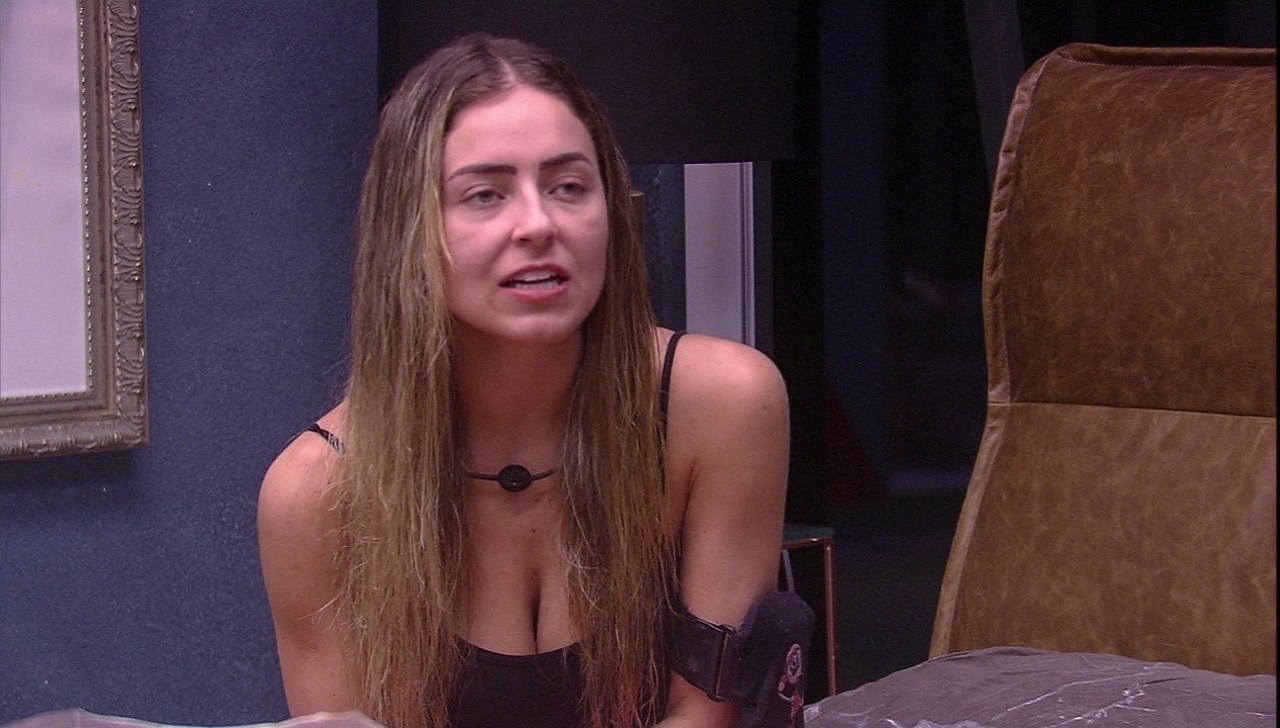 Paula chora no quarto e reclama de Hariany: “Ingrata demais, babaca”