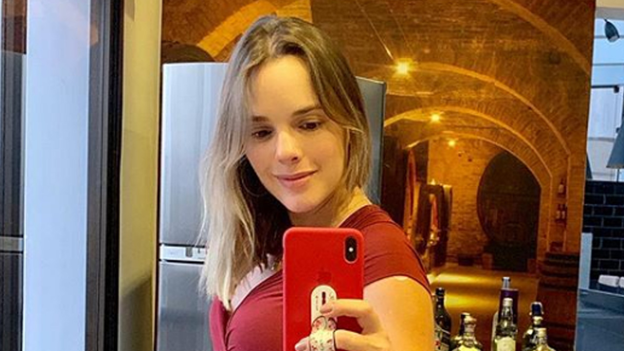 Thaeme mostra o tamanho da barriga na reta final da gravidez
