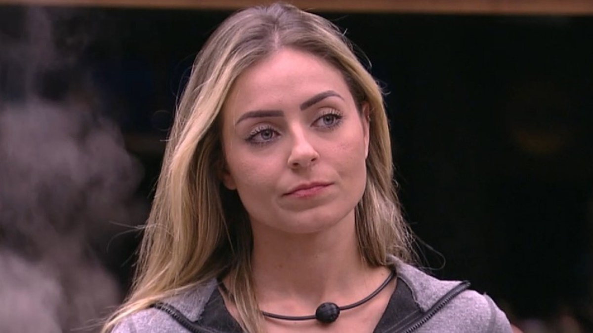 Vídeo mostra Paula recebendo notícia sobre processo judicial: 'A polícia tá atrás de você'