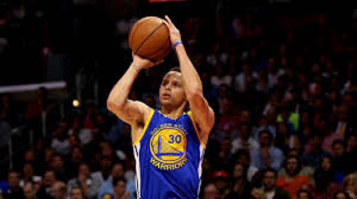 Steph Curry bat le record de 3 points en Playoffs