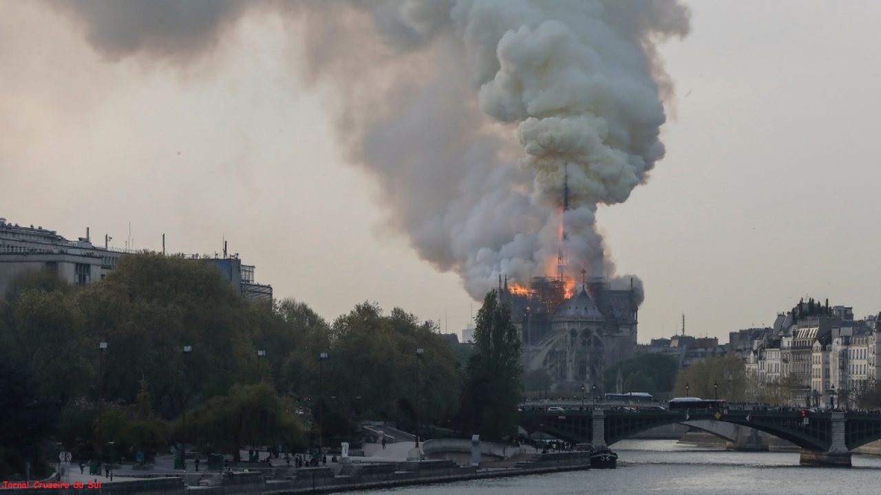 Catedral de Notre-Dame, em Paris, pega fogo nesta segunda-feira (15)