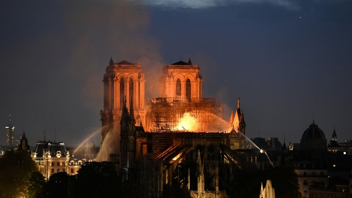 Los bomberos informan que el incendio de Notre Dame todavía no está controlado