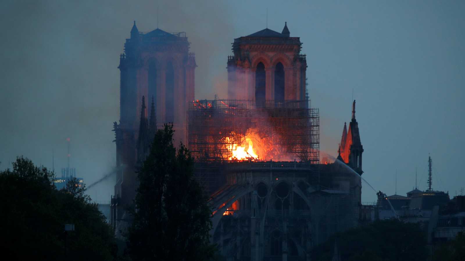 La emblemática Notre Dame, un trozo de historia mundial, víctima de un fuego devastador