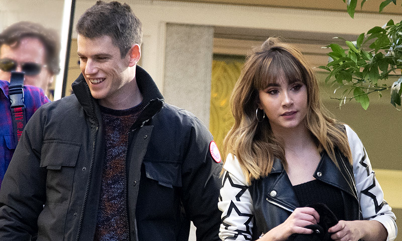 En la puerta de la casa de Ana Duato, Aitana y Miguel Bernardeu se muestran apasionados