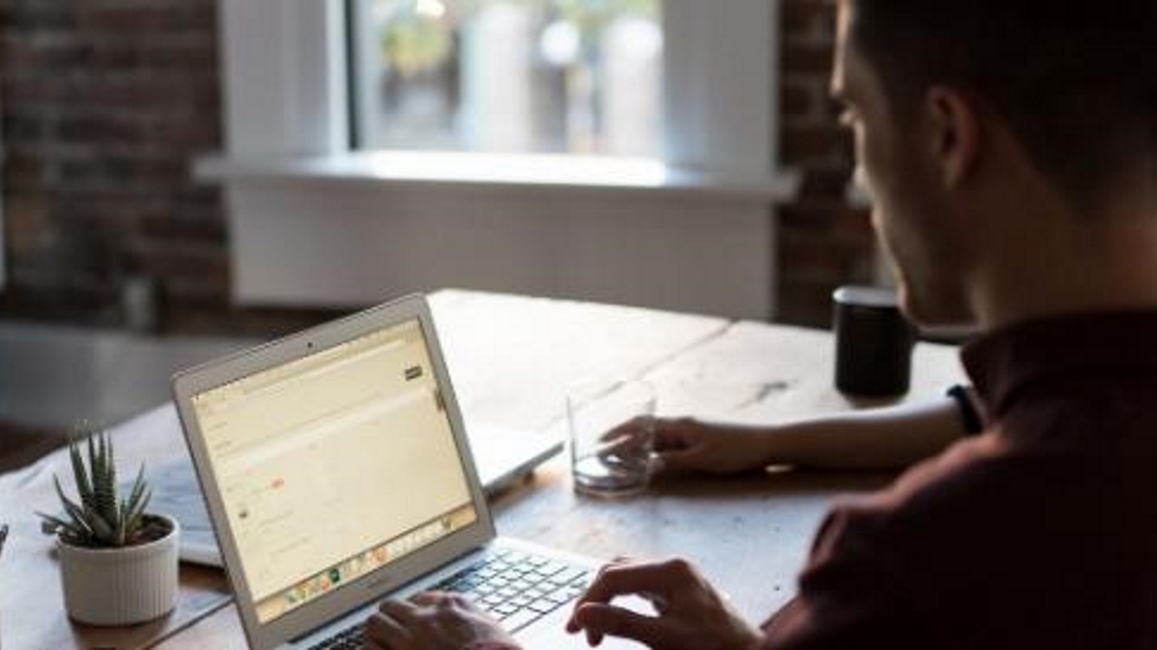 5 astuces pour ne pas grossir quand on travaille sur son ordinateur toute la journée