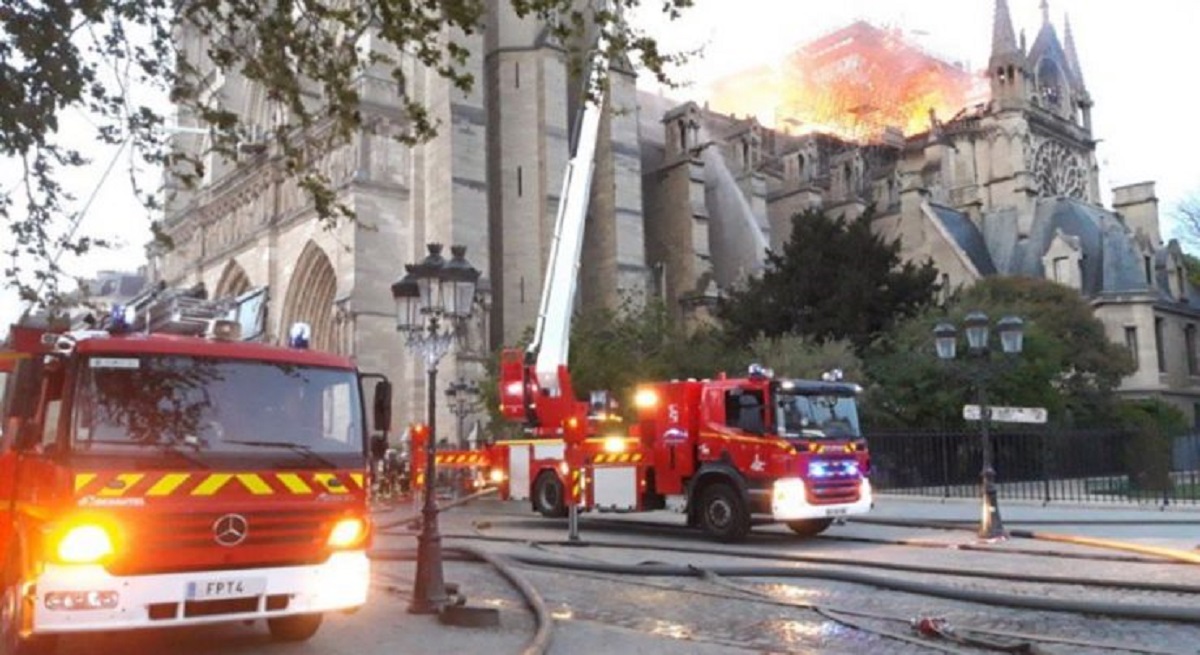 Los bomberos de París han logrado contener el incendio en Notre Dame