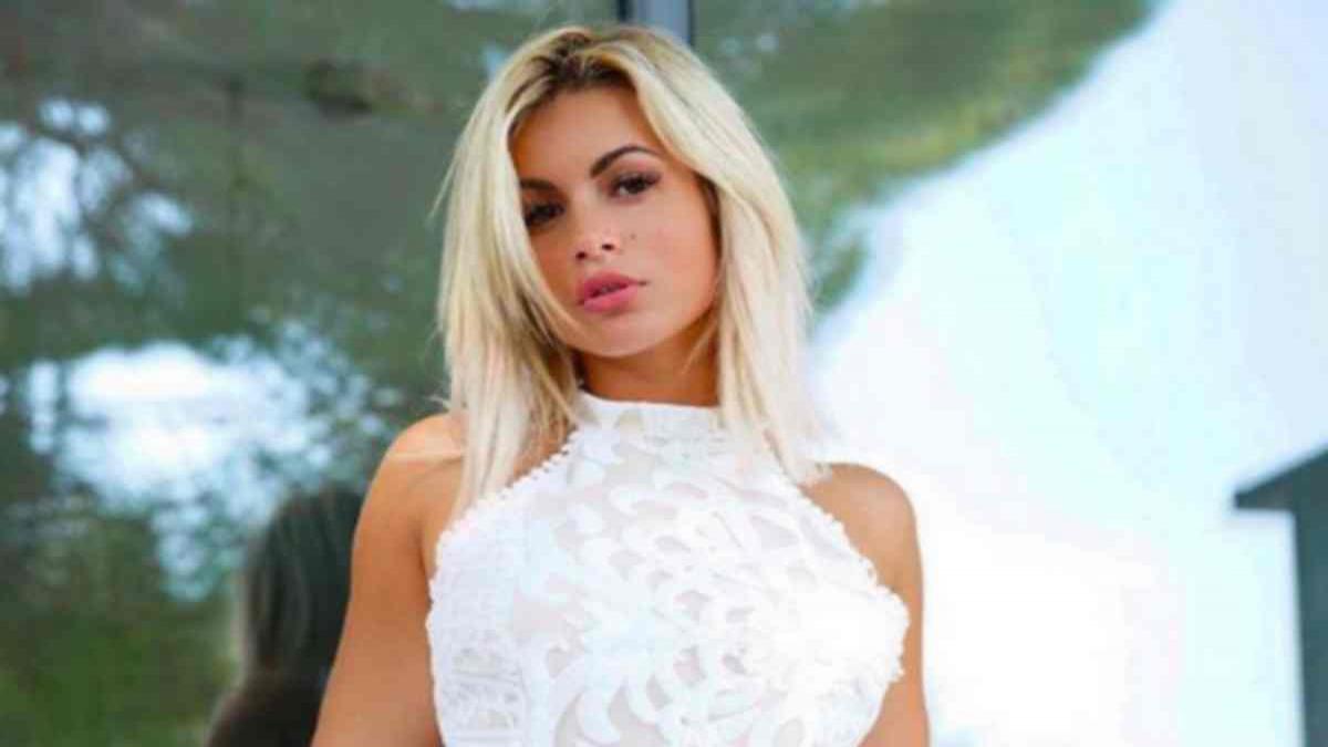Pour confirmer les rumeurs de grossesse, Kévin affiche le ventre arrondi de Carla