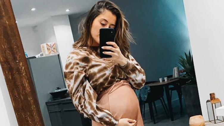 Un cliché d'Anaïs Camizuli fatiguée et enceinte fait beaucoup réagir