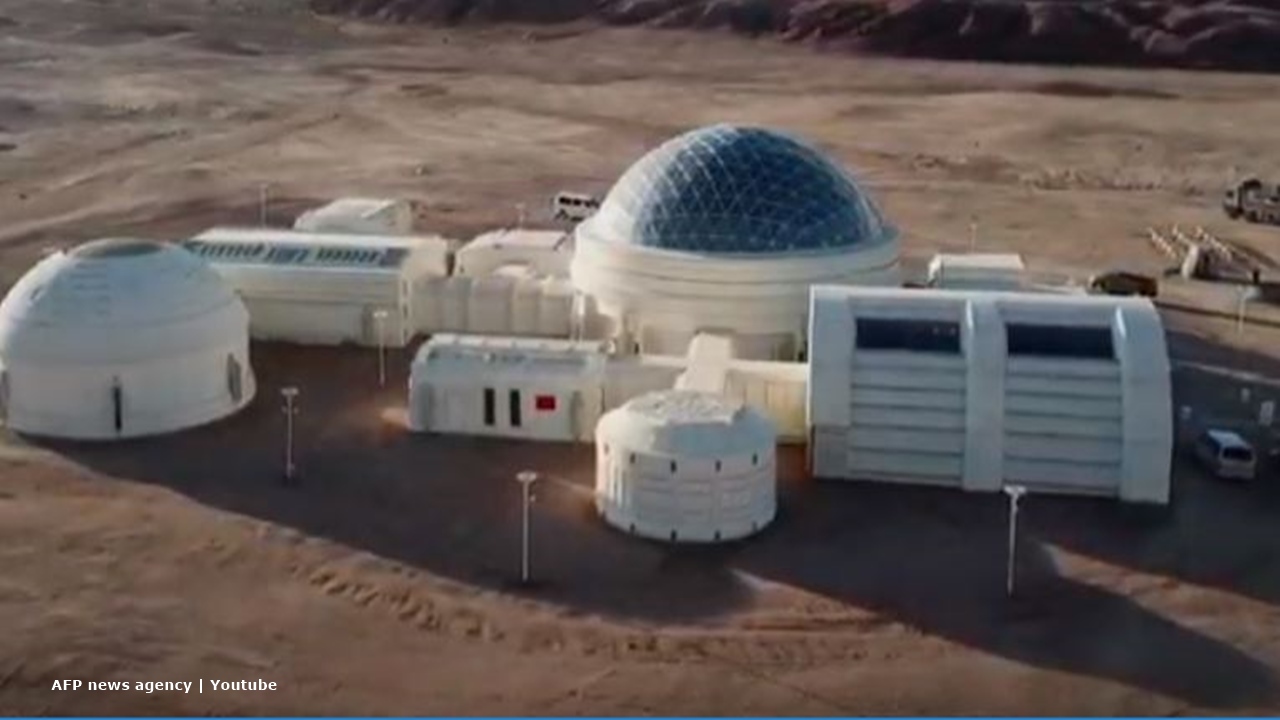 China educates youngsters and tourists by creating a Martian environment