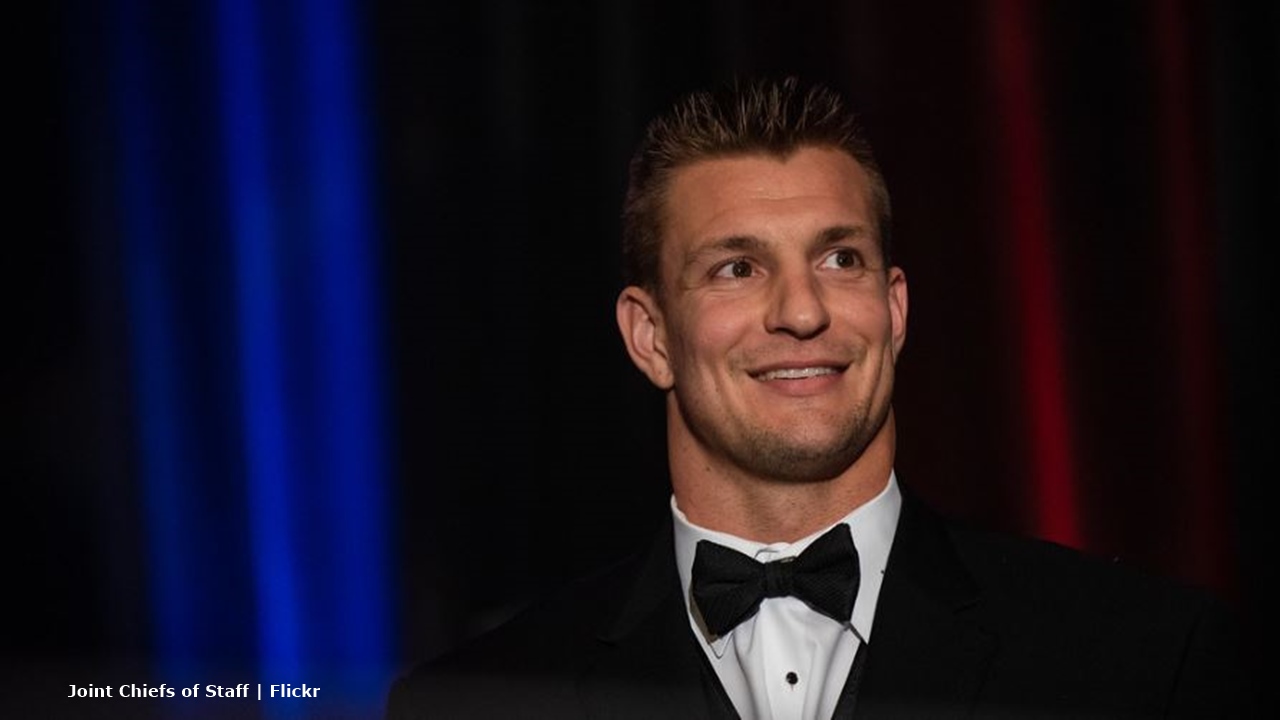New England Patriots: Gronkowski dents Lombardi Trophy, Tom Brady reacts