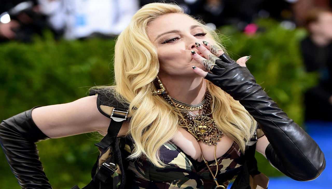 A cantora Anitta comentou a participação no álbum de Madonna