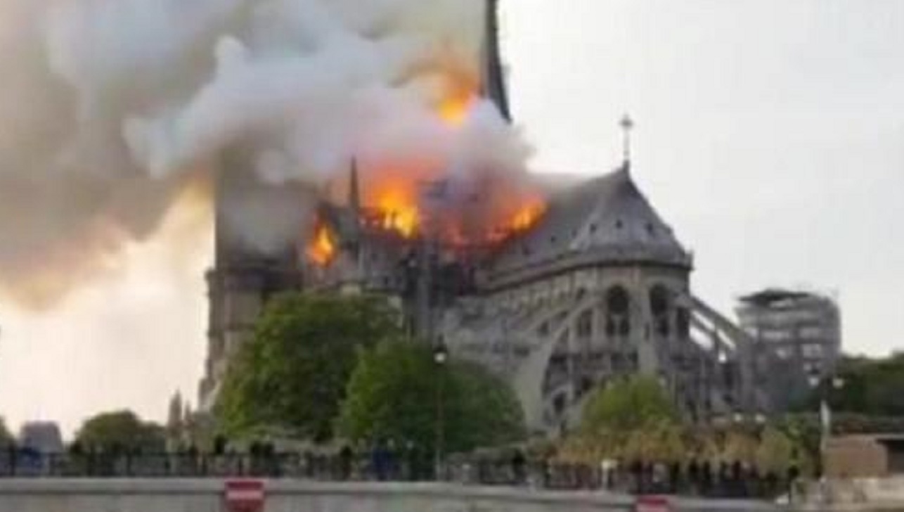 Notre Dame: la croce dorata nella chiesa fa sperare nella resurrezione