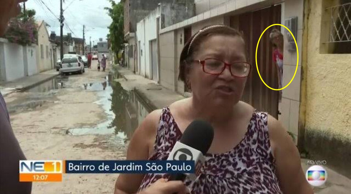 Durante entrevista na Globo, senhora fica presa em portão automático