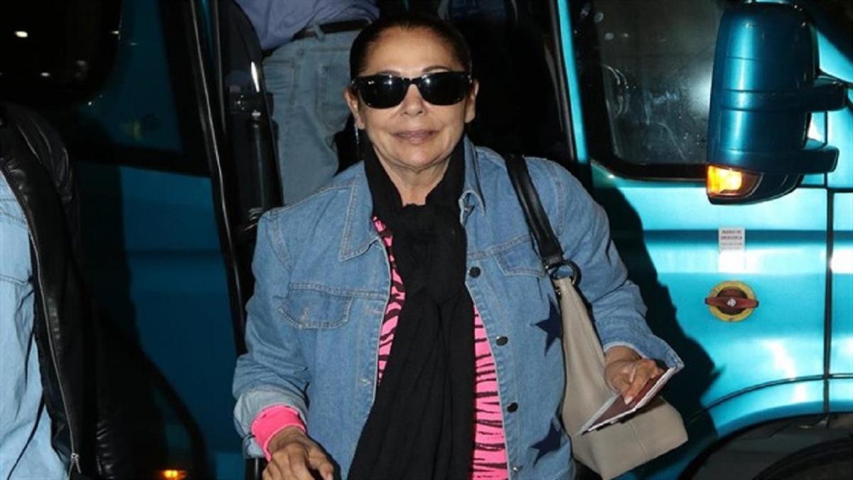 Isabel Pantoja, llega al aeropuerto y emprende su viaje a Honduras