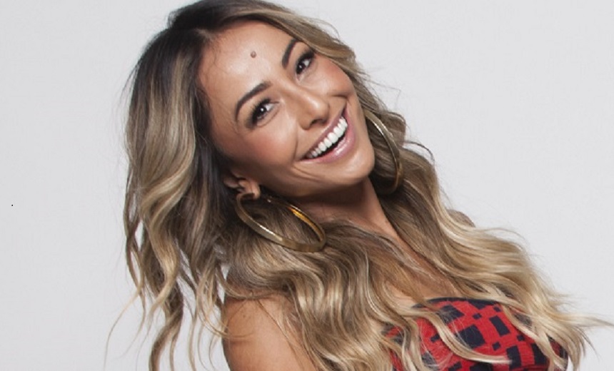 Sabrina Sato aparece com look diferente e ganha elogios