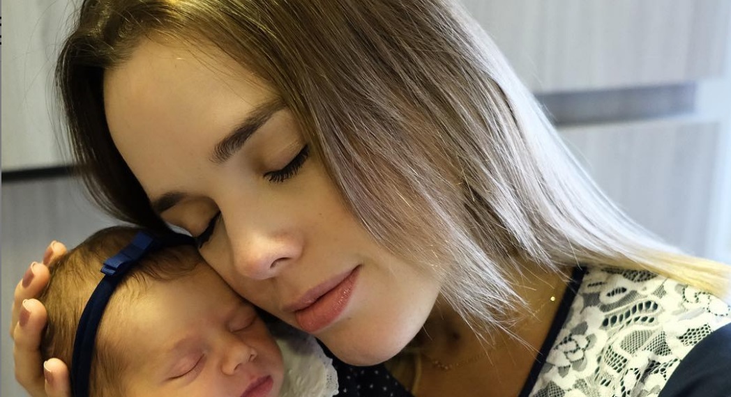 Thaeme Mariôtto posta foto do rostinho de Liz, sua filha, e se derrete: 'Linda'