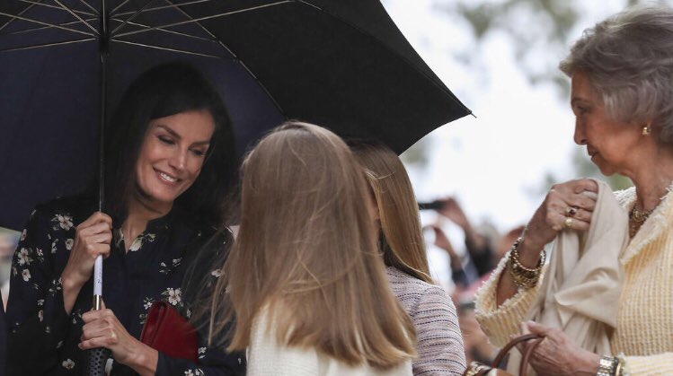 Los tuiteros se indignan por el mal gesto de Letizia a la reina Sofía en la misa de Pascua