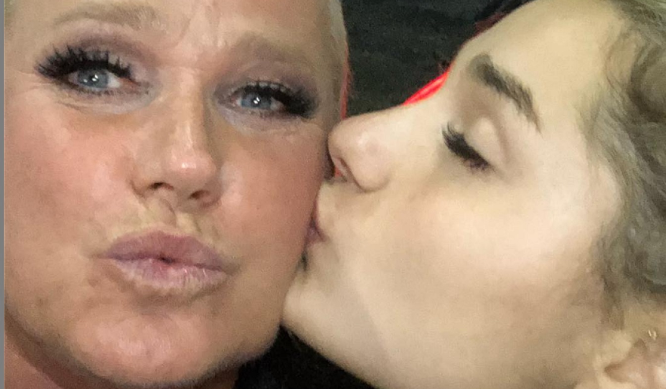 Xuxa diz que Sasha já fumou maconha e insiste para ela também usar: 'quer experimentar?'