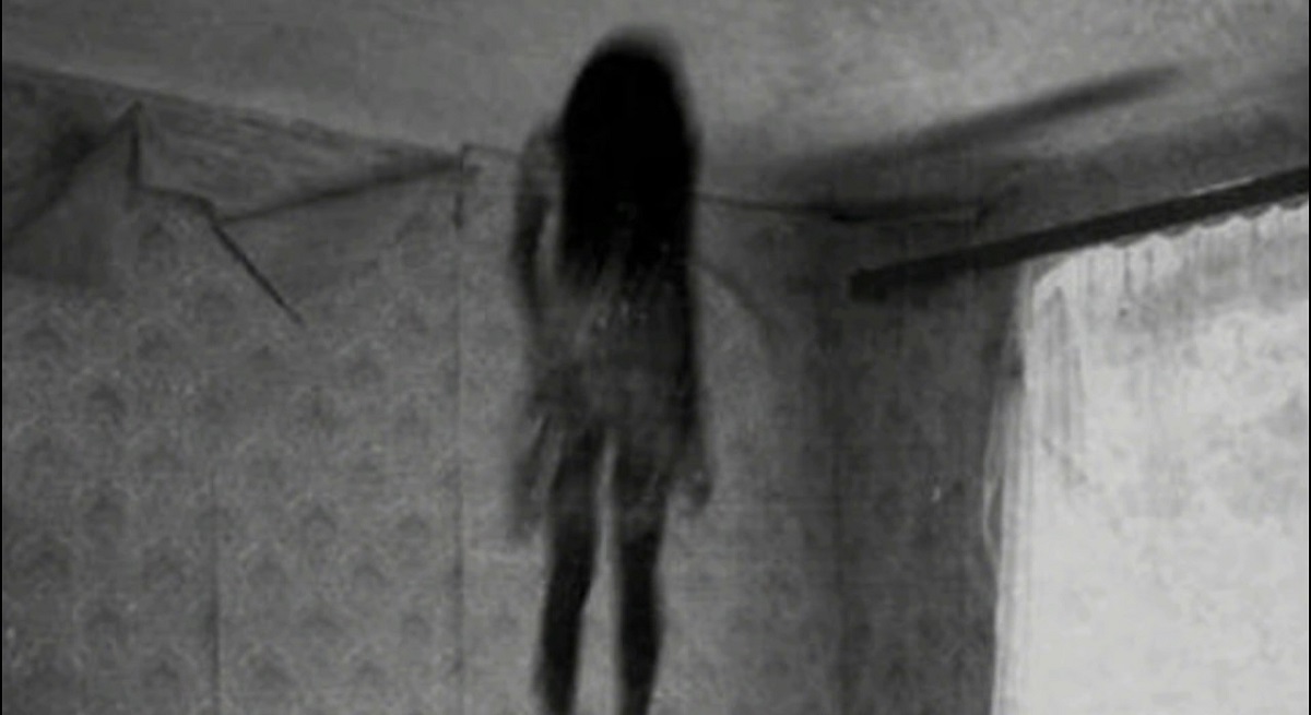 Un bebe es vigilado por una extraña sombra femenina durante la noche