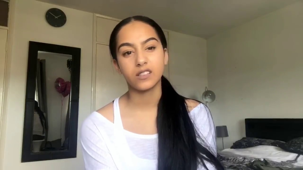 Youtuber britânica evita chorar por sua pele ter alergia ao contato com água