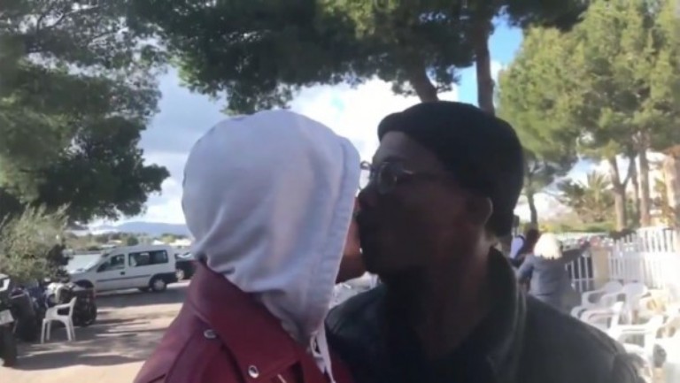 Dos homosexuales besándose en un vídeo de VOX en el que piden el voto para el partido