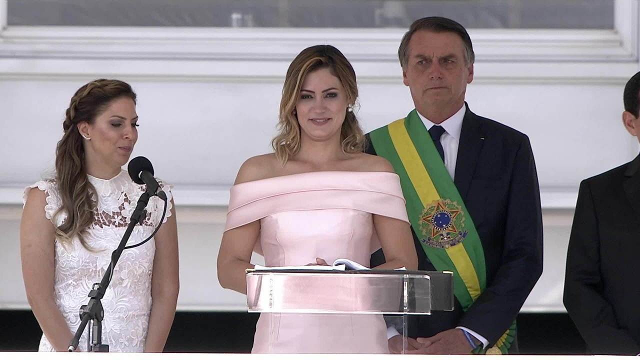 Primeira Dama Michelle Bolsonaro muda visual para acompanhar o marido em viagem aos EUA