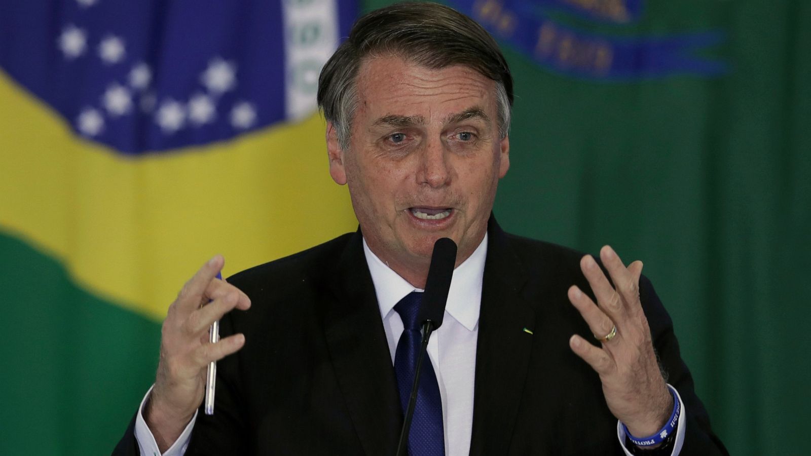Bolsonaro diz estudantes e professores que protestam não sabem a fórmula da água