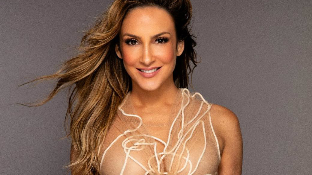 Claudia Leitte publica foto e mostra tamanho de sua barriga
