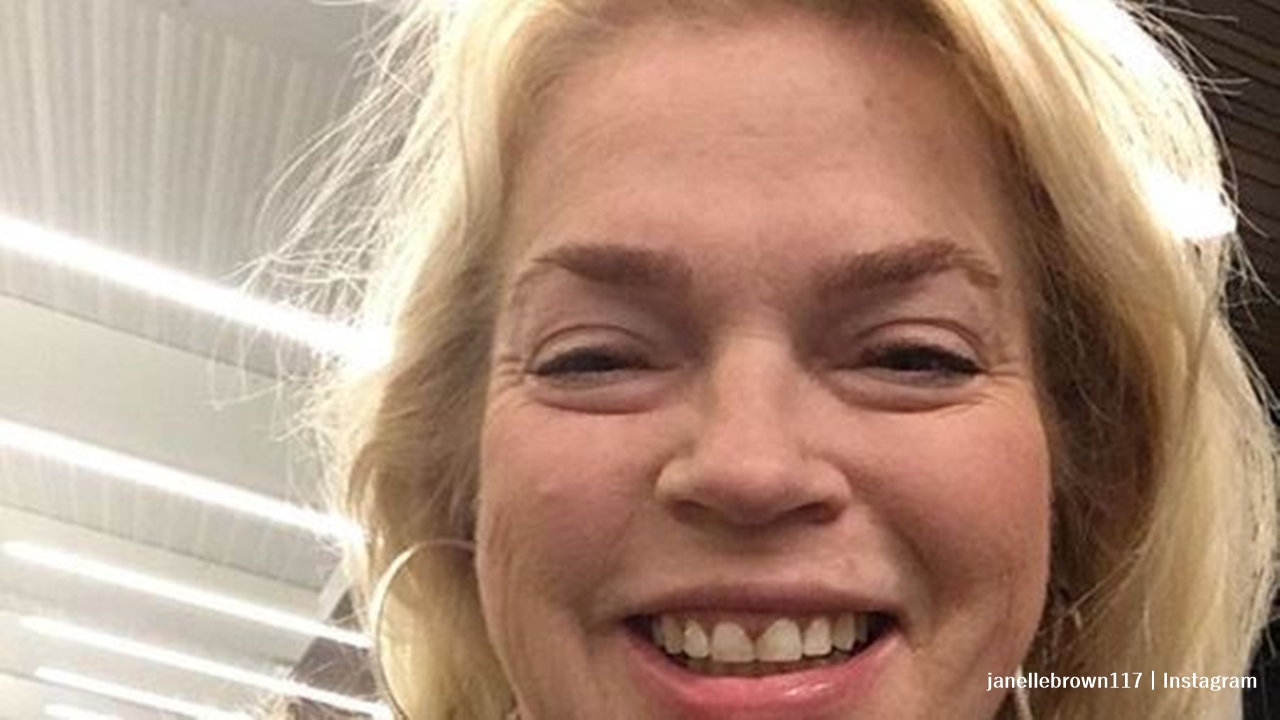 'Sister Wives' fans share funny stories with Janelle after pup eats toilet roll