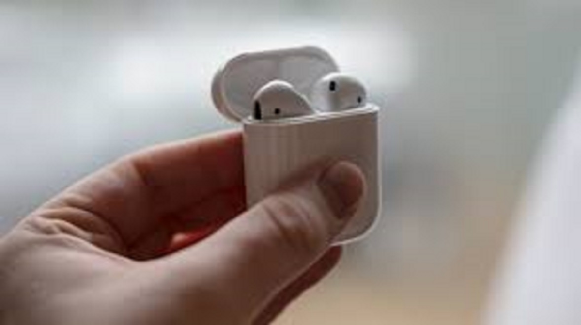Un homme avale un AirPod qui continue de fonctionner en lui