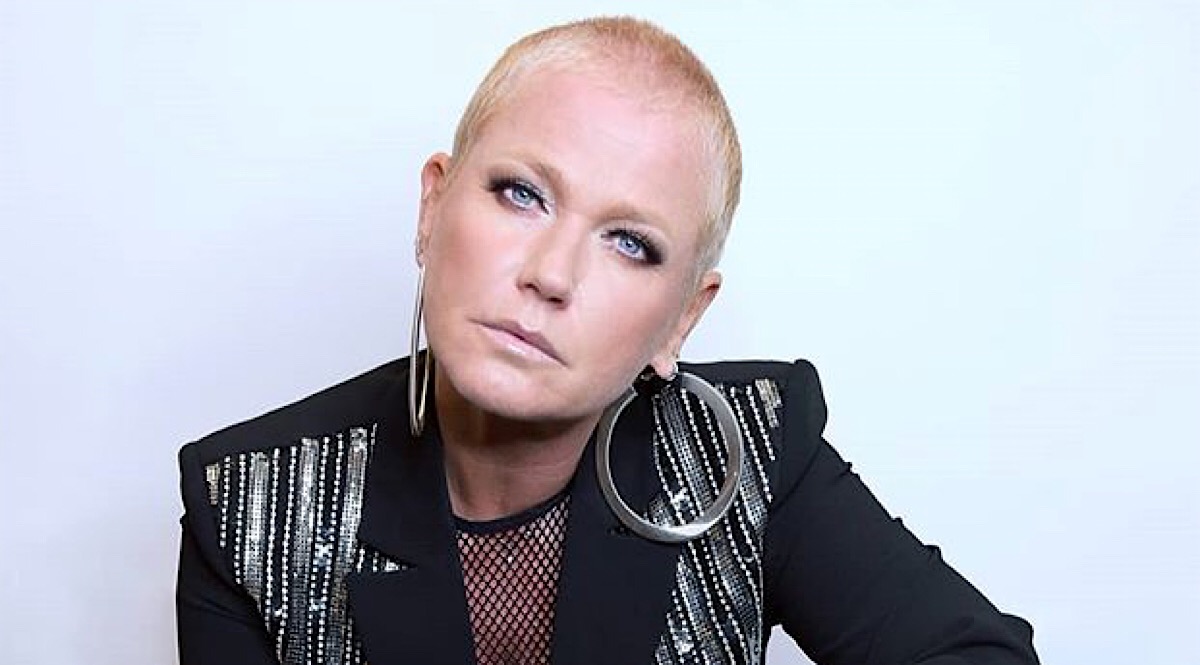 Xuxa publica foto sentada em vaso sanitário e responde críticas após posar nua