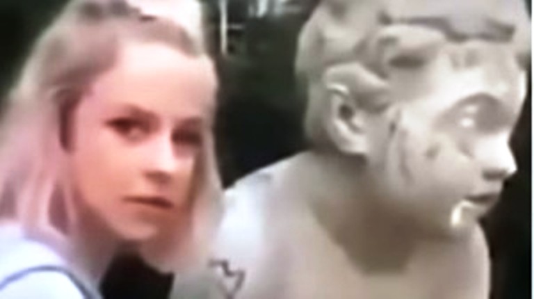 Una estatua de 200 años es atacada por una influencer polaca que le destroza la nariz